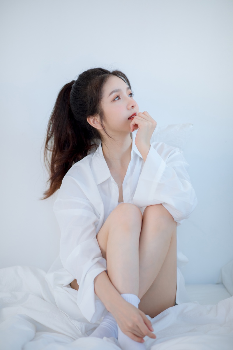 大几号的白衬衣写真