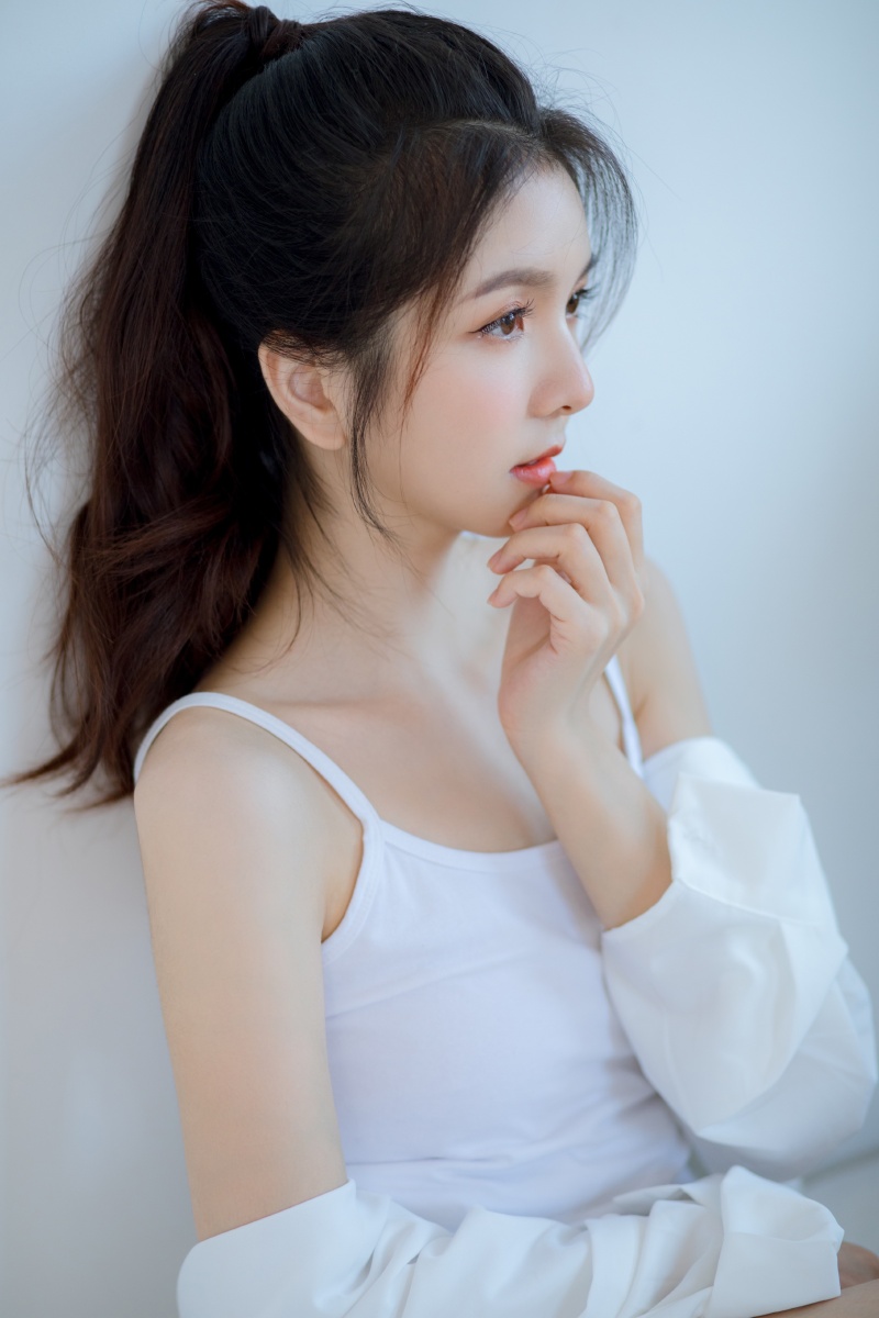 大几号的白衬衣写真