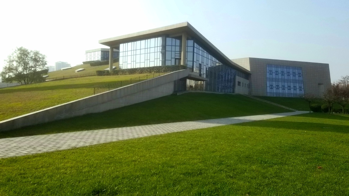 西安欧亚学院图书馆冬日美景手机随拍