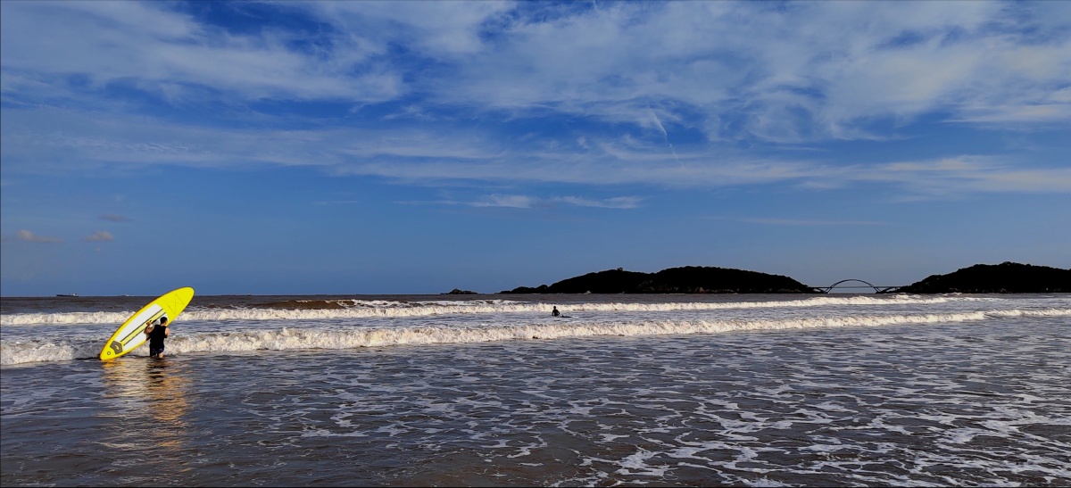 兴高采烈的舟山东沙海滩冲浪玩家掠影 - 贝壳汉姆行摄江湖 - 图虫