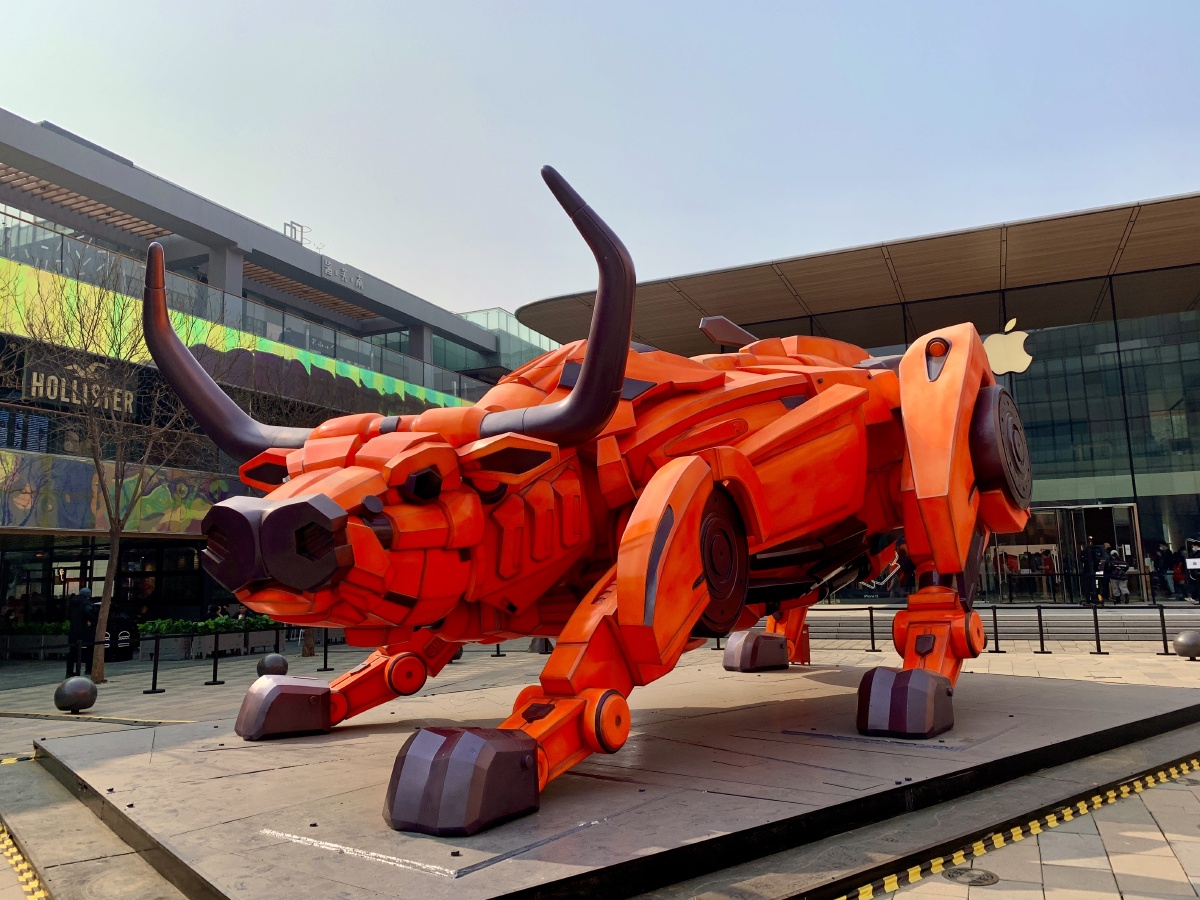 三里屯街头牛造型雕塑