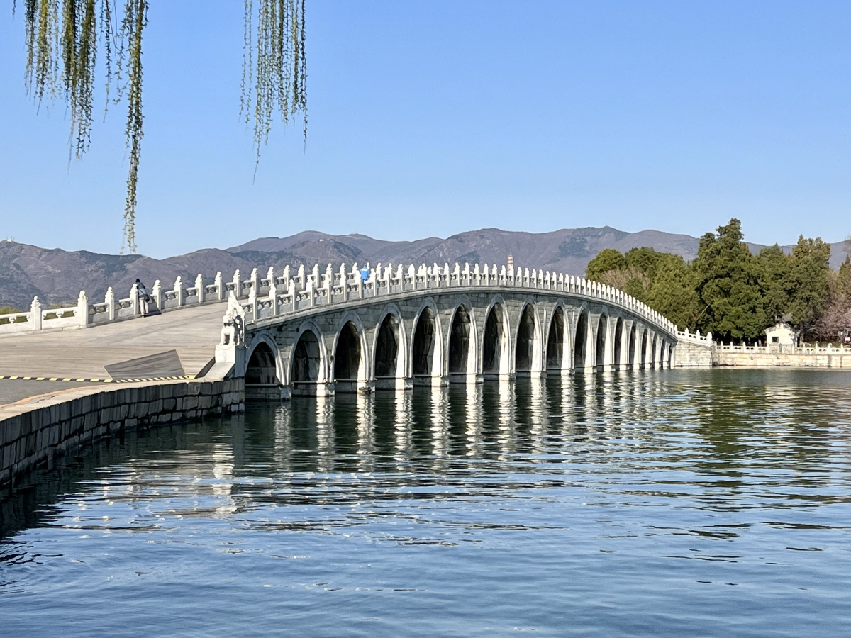 北京颐和园春天的早晨廓如亭十七孔桥