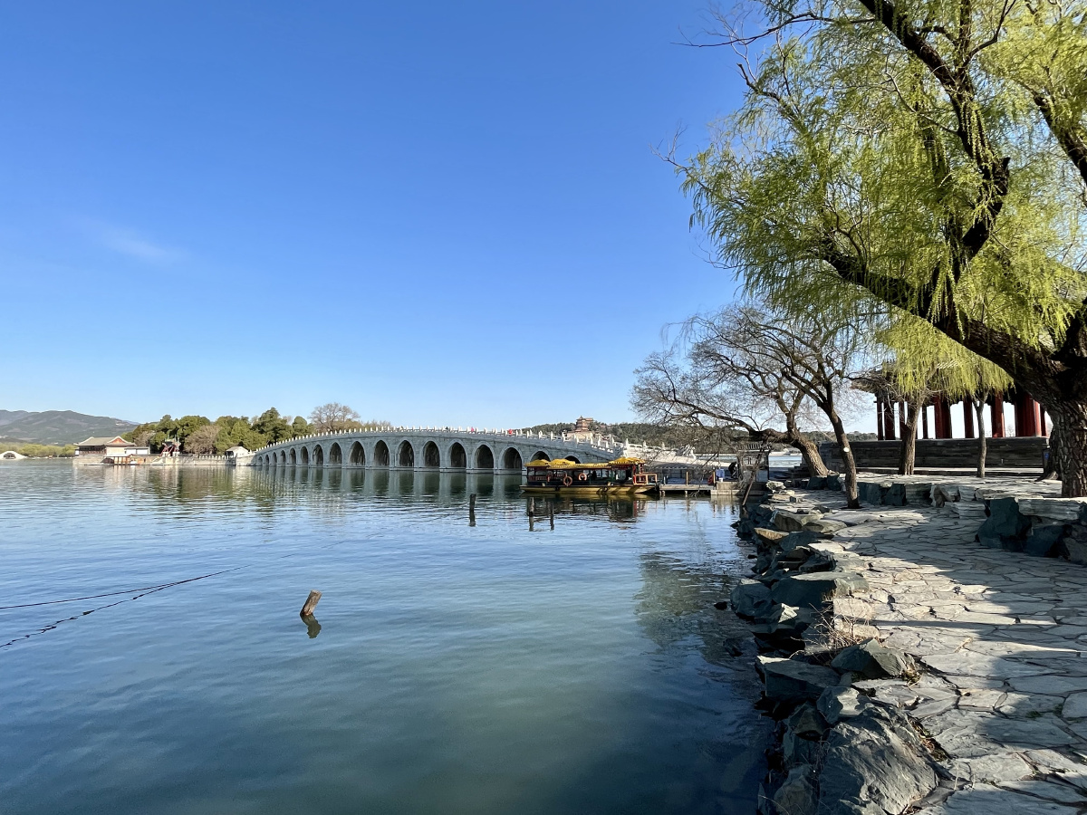 北京颐和园春天的早晨廓如亭十七孔桥