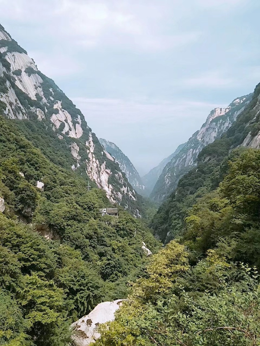 陕西渭南:华山五岳之一的华山位于陕西渭南市市城南,海拔1997米,因