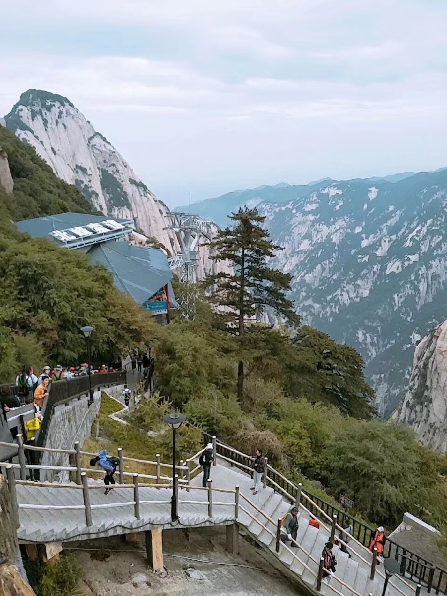 陕西渭南:华山五岳之一的华山位于陕西渭南市市城南,海拔1997米,因