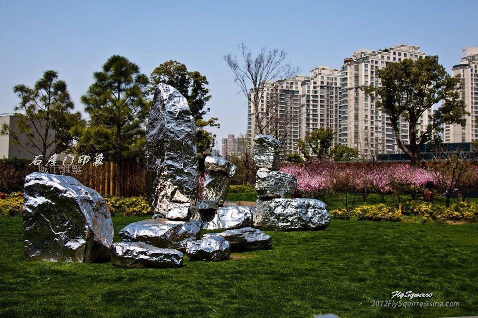 城市因艺术而美丽<br />
上海这座海纳百川的国际大都市,这些年来随着城市建设的不断加强和日新月异的现代化建设进程,更加注重了城市文化、绿化环境的建设力度。这些年出现在上海市中心寸金之地的绿地越来越多,也越来越有文化品位。让这座城市的百姓和来到这里的每一位朋友能感受到国际化都市的迷人魅力。<br />
<br />
上海,因艺术而更加美丽。 <br />