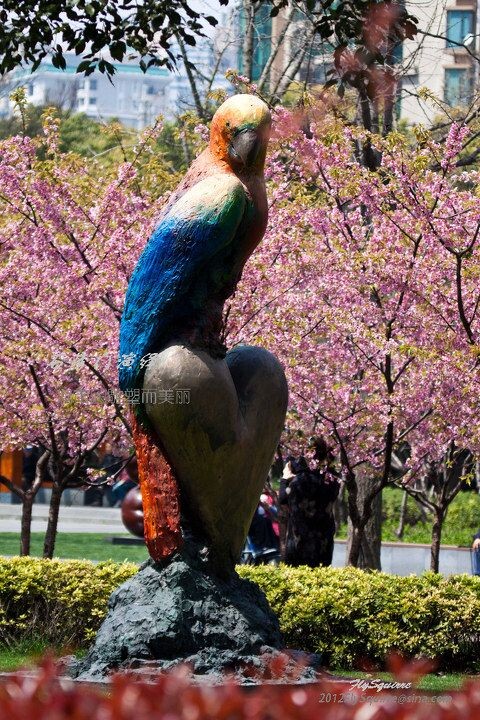 城市因艺术而美丽<br />
上海这座海纳百川的国际大都市,这些年来随着城市建设的不断加强和日新月异的现代化建设进程,更加注重了城市文化、绿化环境的建设力度。这些年出现在上海市中心寸金之地的绿地越来越多,也越来越有文化品位。让这座城市的百姓和来到这里的每一位朋友能感受到国际化都市的迷人魅力。<br />
<br />
上海,因艺术而更加美丽。 <br />