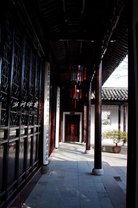 沧浪亭<br />
坐落于江苏省苏州市的园林沧浪亭,为宋代诗人苏舜钦所建。后代人在它的遗址上修建了大云庵。明代文瑛和尚又在这里重新修建了沧浪亭。