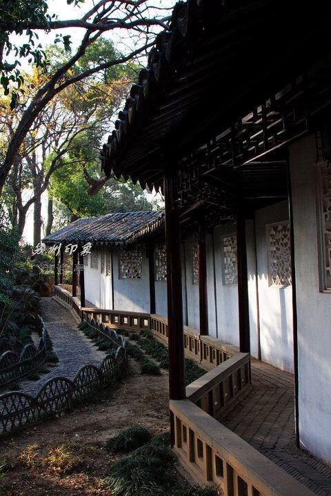 沧浪亭<br />
坐落于江苏省苏州市的园林沧浪亭,为宋代诗人苏舜钦所建。后代人在它的遗址上修建了大云庵。明代文瑛和尚又在这里重新修建了沧浪亭。