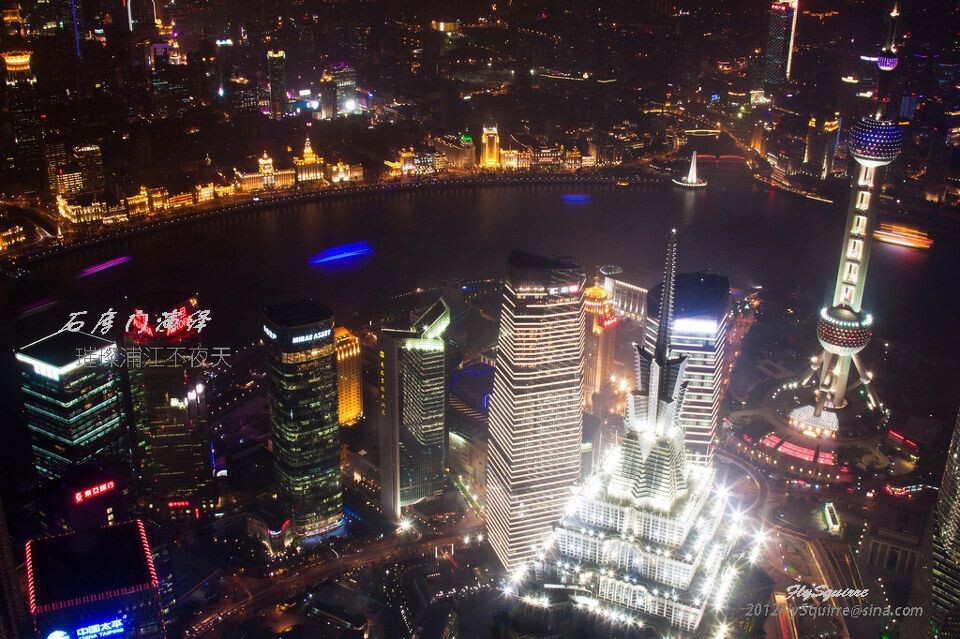 雾霾中鸟瞰浦江——璀璨夜色 I<br />
夜色下的浦江两岸,灯火璀璨,煞是迷人。虽然因雾霾的影响,入夜后的浦江上空没有通透的夜色,但随着高楼大厦间的灯光渐渐开启后,浦江两岸的美丽景色还是不得不让人惊叹其迷人姿色。 <br />