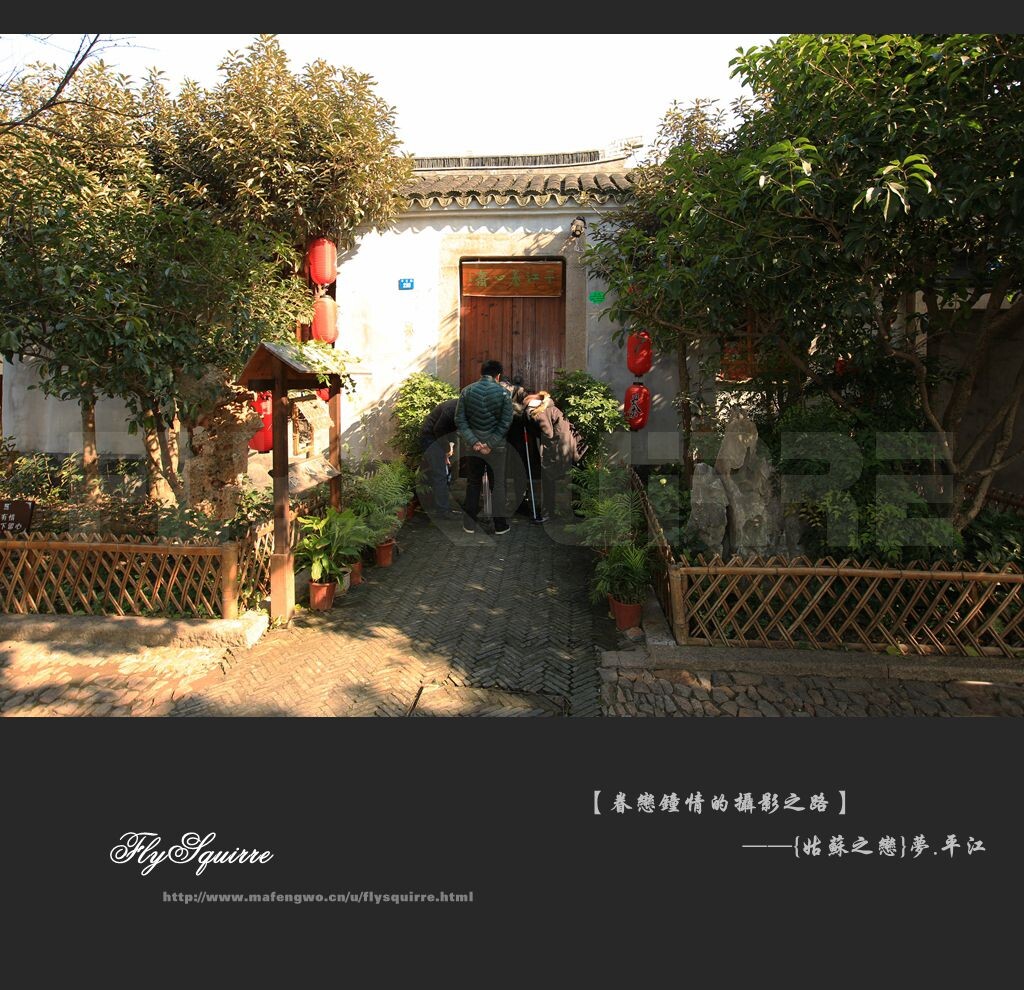 一座座石桥上的缠枝纹, 一拱似虹,船和桥的存在,使水巷构成了一个有机的整体,也让平江路更鲜活了。路上任何一处石墩、雀替、窗棂甚至井圈,都诉说着这条路的历史故事,时间以自己的方式在这个有着两千多年历史的姑苏城流淌;