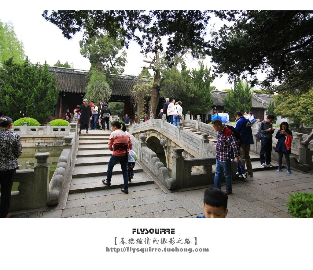 洋池上方架有三座石桥。中国封建等级制度严格,中桥只有官员可以通过,又称“状元桥”。
