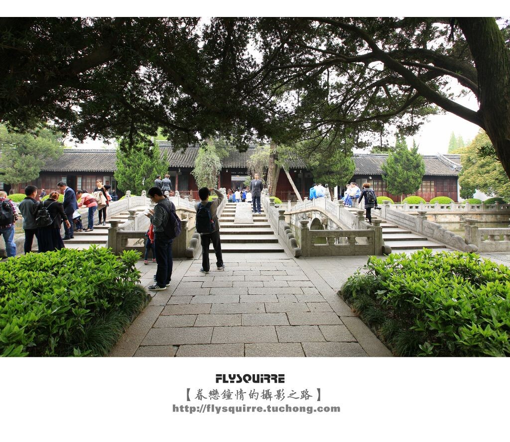 洋池:古代地方官学均开凿半圆形的水池,进学读书又称作“入洋”。洋池上方架有三座石桥。中国封建等级制度严格,中桥只有官员可以通过,又称“状元桥”。