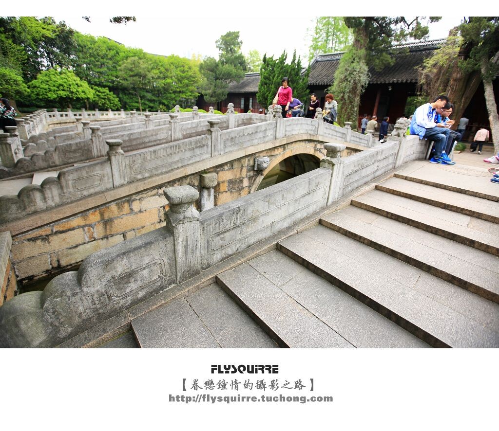 洋池上方架有三座石桥。中国封建等级制度严格，中桥只有官员可以通过，又称“状元桥”。