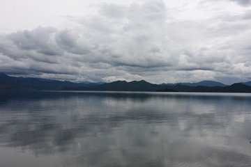 湖、山、云