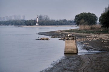 158075