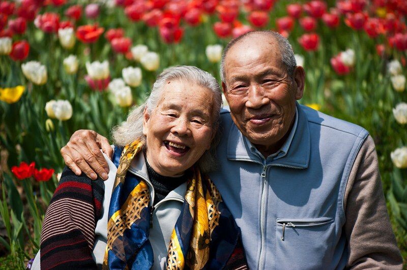 老伴<br />
两位80多岁的老人，相濡以沫60多年，如今儿孙满堂，过着幸福的晚年生活，看他们笑得多么开心。