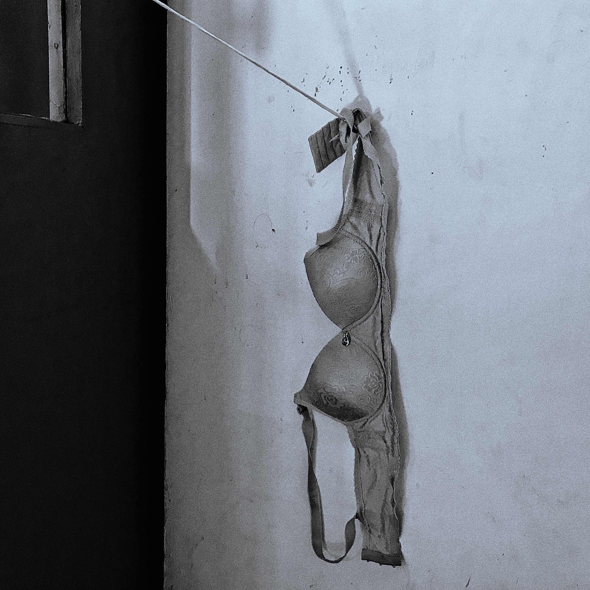 在楼道门后挂上了她的内衣 我想她的灵魂一定很有趣