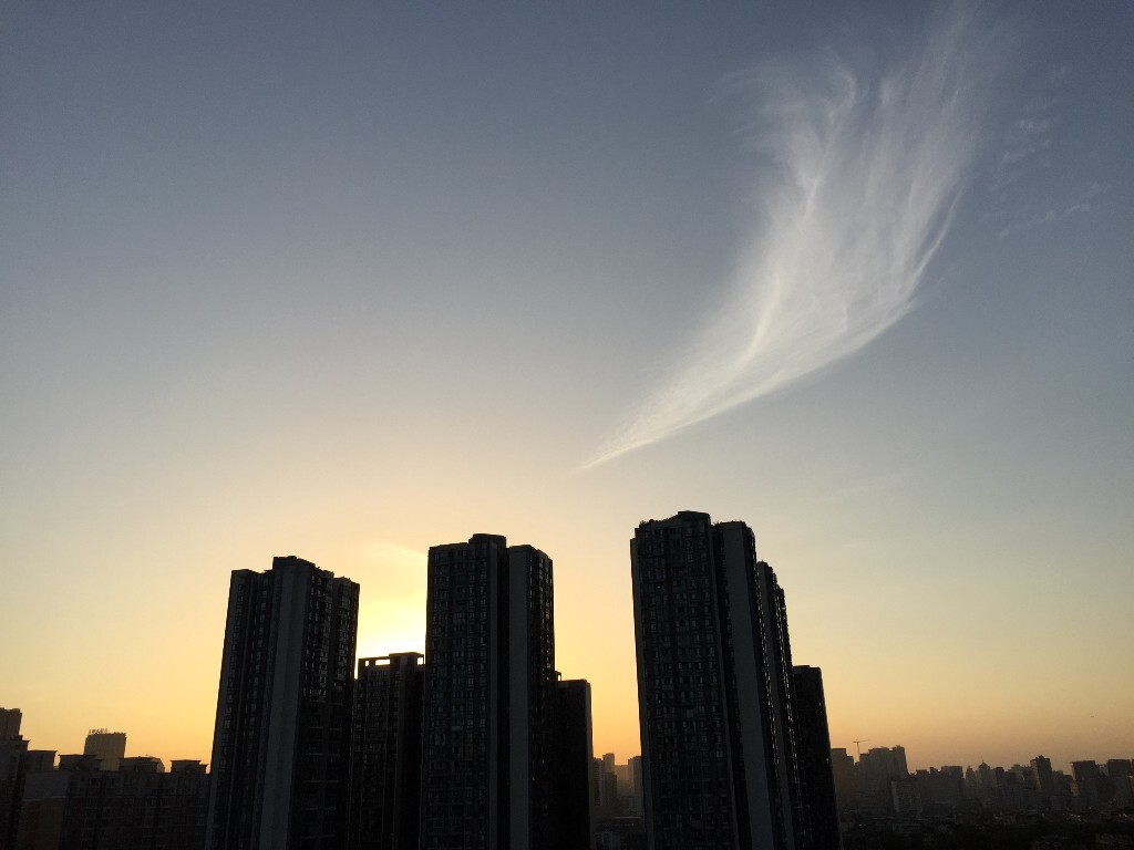 傍晚突然出现的几丝云彩挂在天空.
