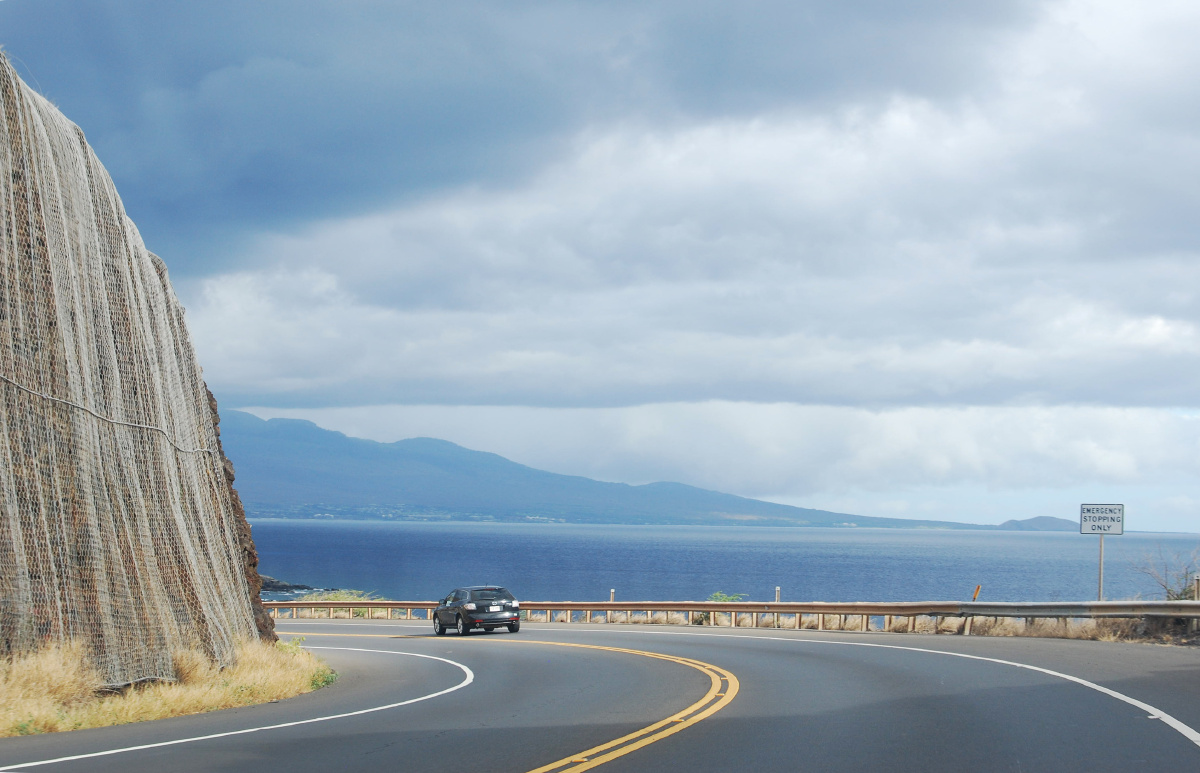 在夏威夷的公路上感受海天相接