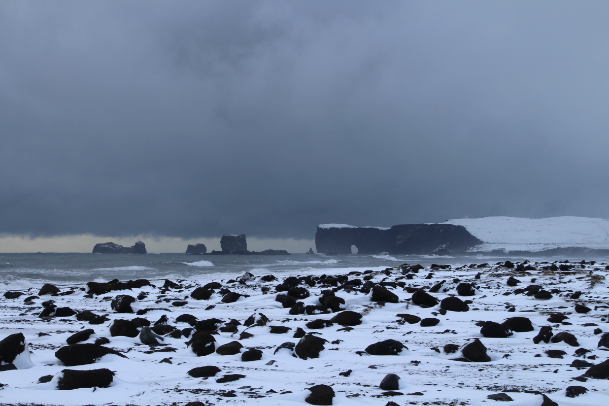 冰岛黑沙滩的白与深蓝