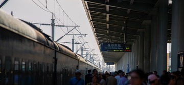 423843