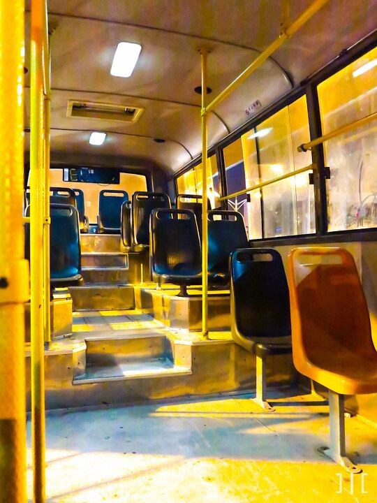 黄色公交车<br />
行进中的夜夜夜