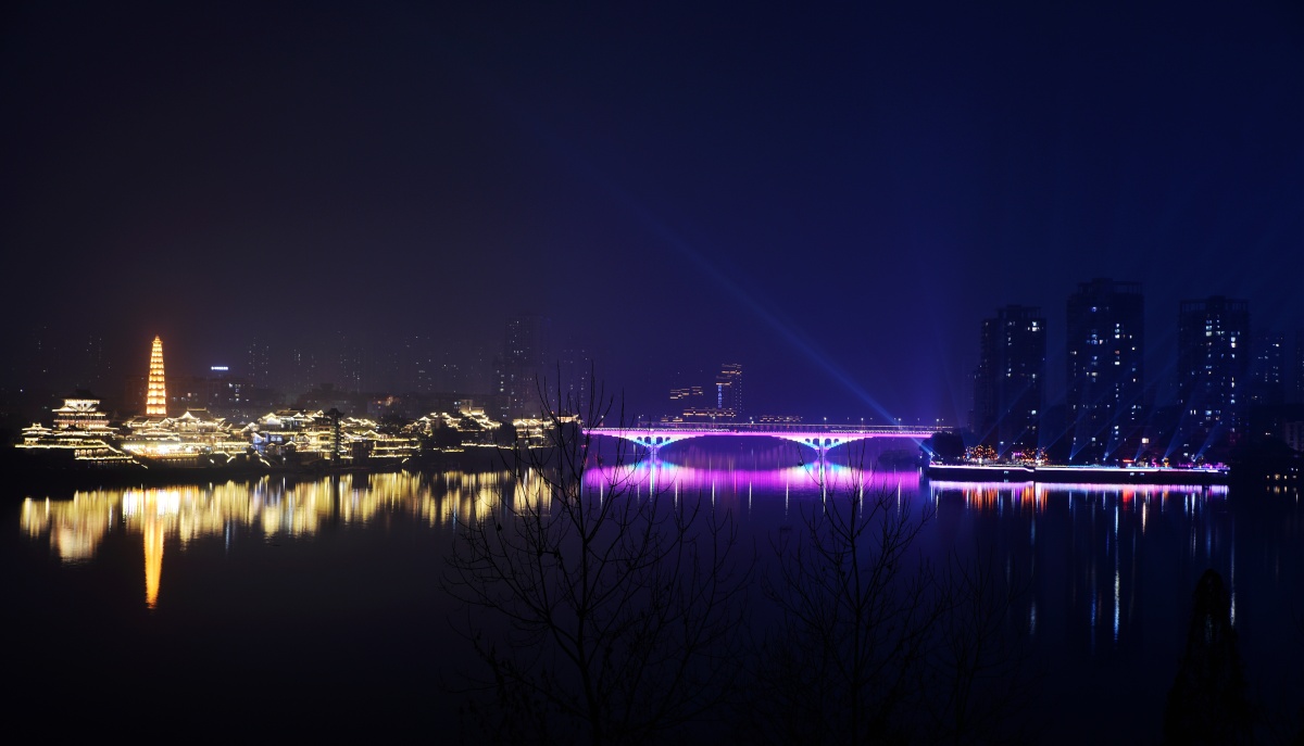 夜幕下的江与城