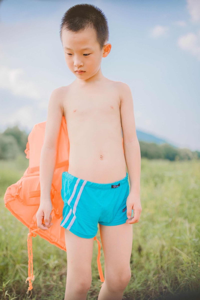 去小河游泳的路上