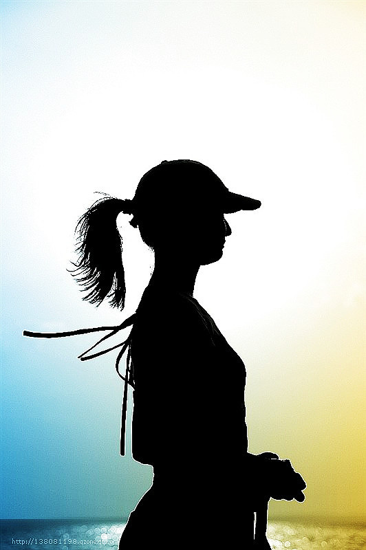 剪影梳马尾辫的女孩