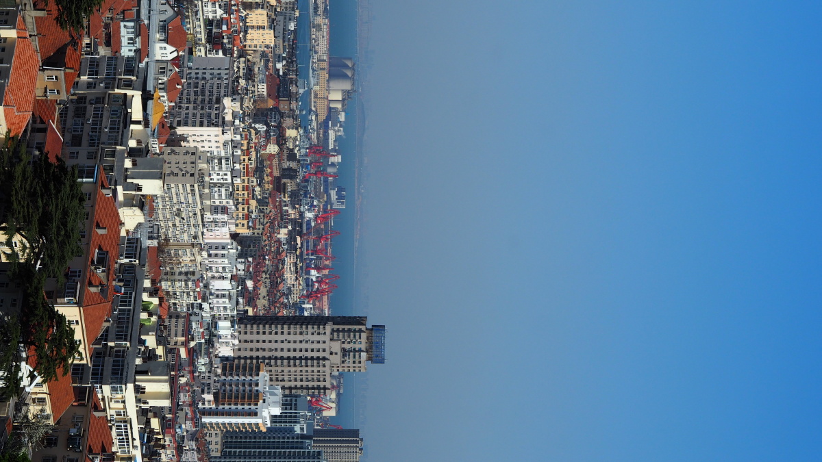 信号山公园鸟瞰青岛的大海与建筑滨海城市的惬意时刻