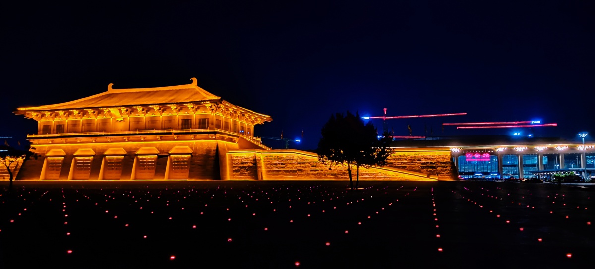 午夜丹凤门号称亚洲第一的西安火车站在丹凤门对面显得有些唯唯诺诺