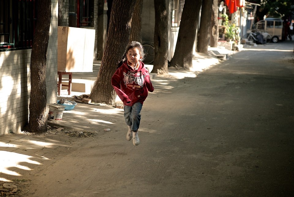 正好看到小女孩颠颠儿地跑过来,于是就拍了一张,回家一看居然是悬浮地