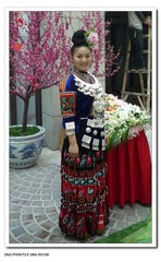 蓝色港湾美食街上苗族女孩