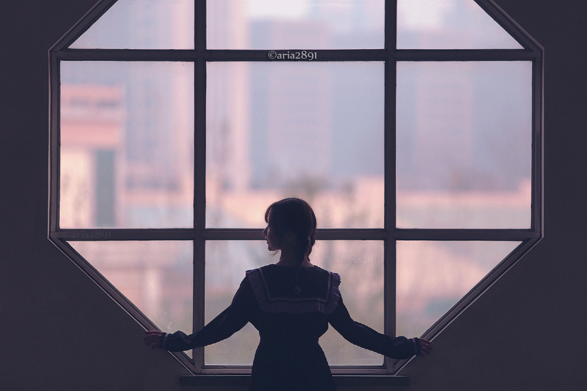 校园窗前的女生剪影