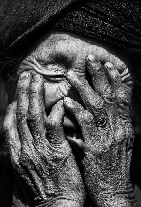 的,由于小山村地处偏远很少有外人到来,当地的老人都羞于在镜头前展现