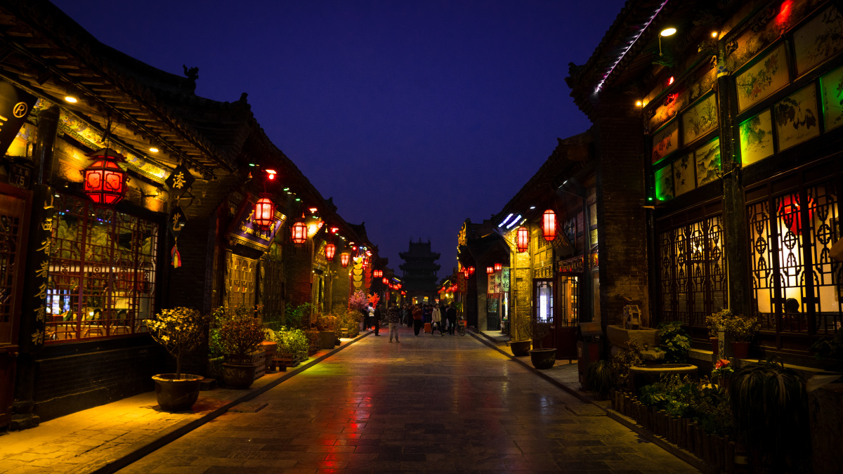 平遥第一夜明清街与沉浸在夜色里的市楼.