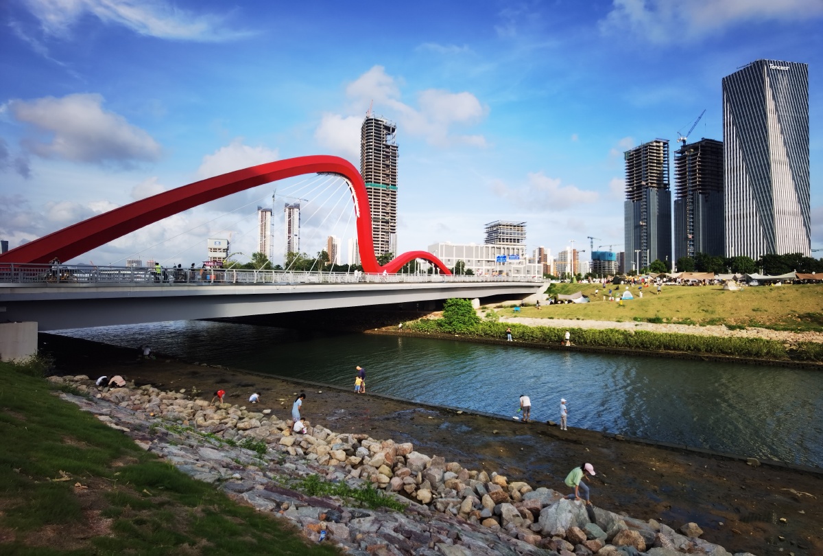 前海红飘带寓意前海传承红色基因在新时代改革开放浪潮中奋力起舞勇当