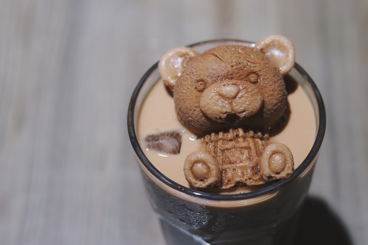 躺在奶茶里的小熊