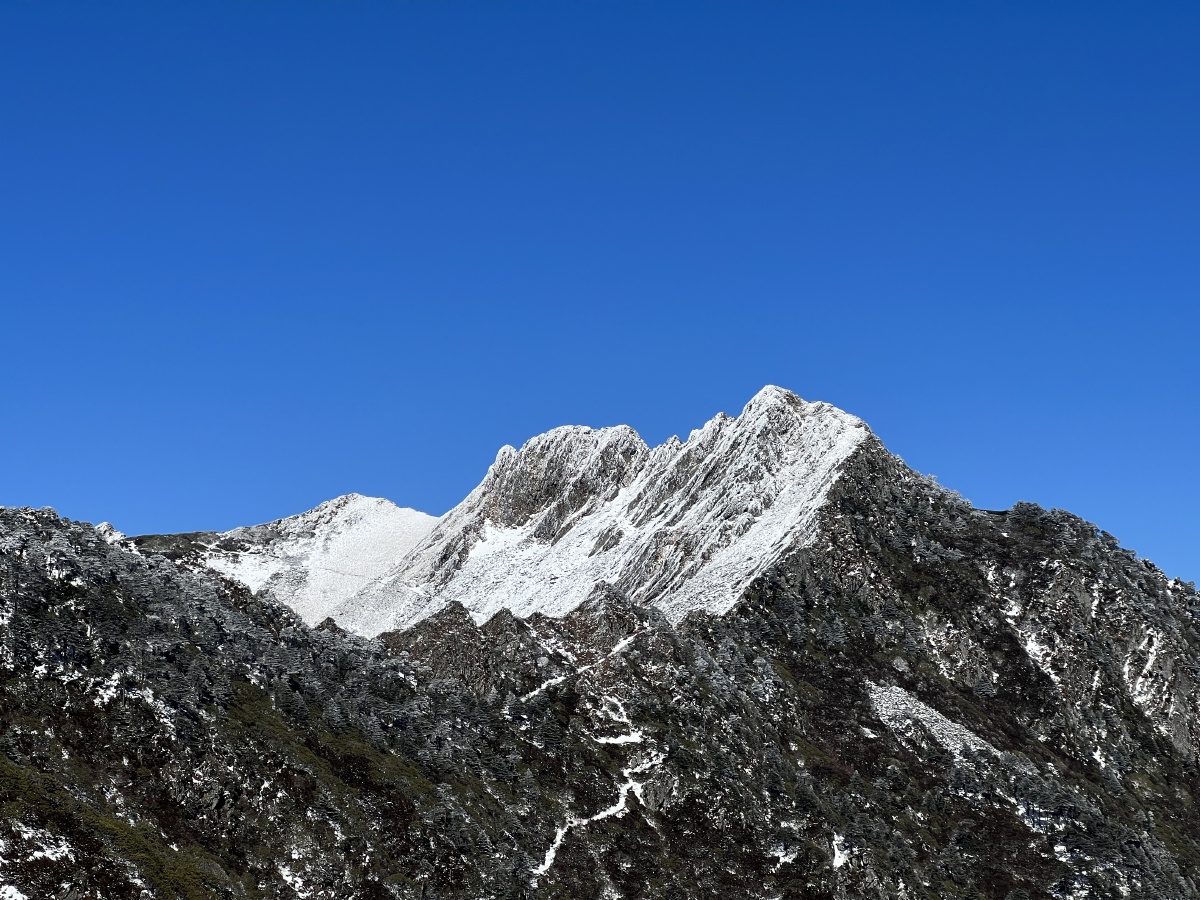 20211224的大理苍山美的令人室息万里无云的天空配上纯净洁白的雪山