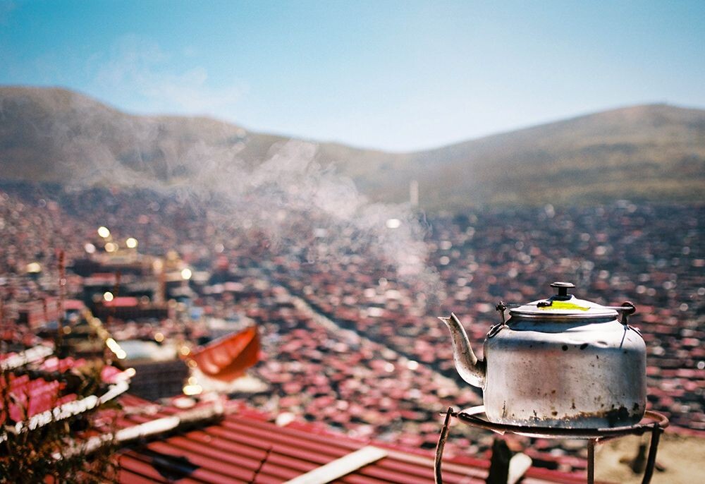 【色达的壶】色达地处高原,晴天多,当地喇嘛和觉姆就地利用环保太阳能工具烧水,由于太阳能加热效率不如传统燃料,所以烧水慢,而壶嘴喷薄出来的水蒸气也像当地生活节奏一样,有条不紊悠然自得。PENTAX MZ-3 FA35mm F2 AL Kodak Ektar 100