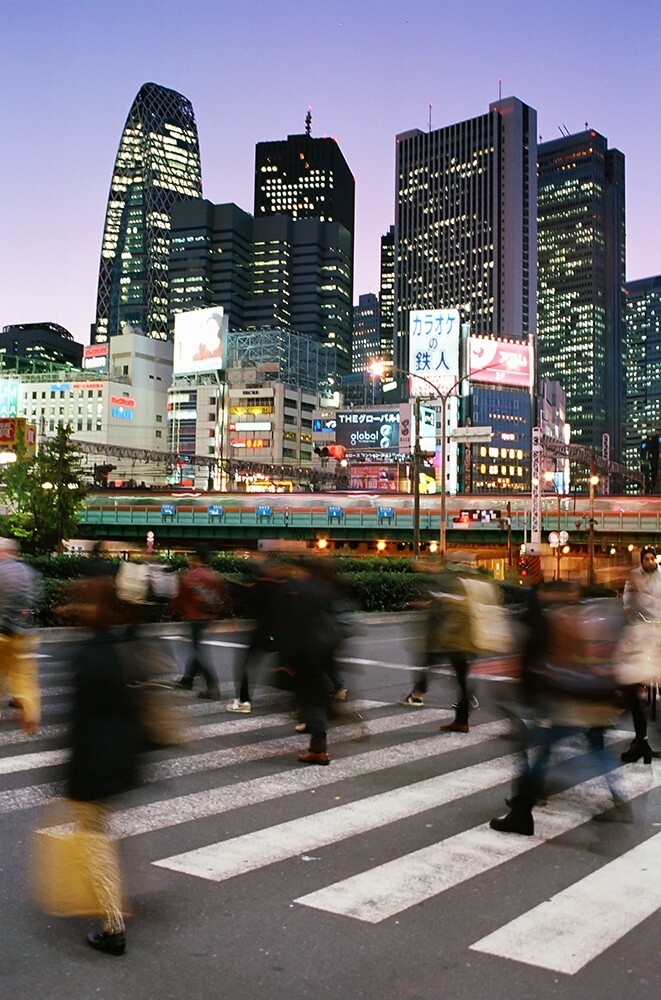 站在歌舞伎町一番街的门口,近处是JR线新宿站,远处是JR线新宿站西口附近的高档写字楼。此时正值下班晚高峰,JR线的列车从新宿站匆匆开出,街上的人们也行【新宿之夜】色匆匆的从斑马线这头向那头四处散去,即便是步入歌舞伎町的男男女女也是脚步匆匆,感觉就跟赶去阵地完成任务似的。 PENTAX MZ-3 FA35/2 Ektar100