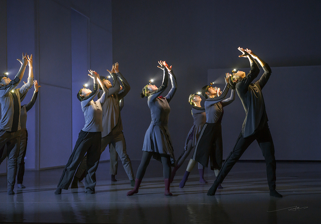 影子与舞者这是一场舞者和光影进行时空交融的表演舞蹈中的影子虚实