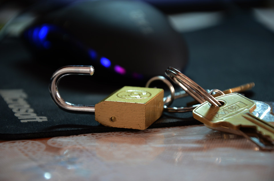 开心锁 br /> 锁在等待钥匙的到来.