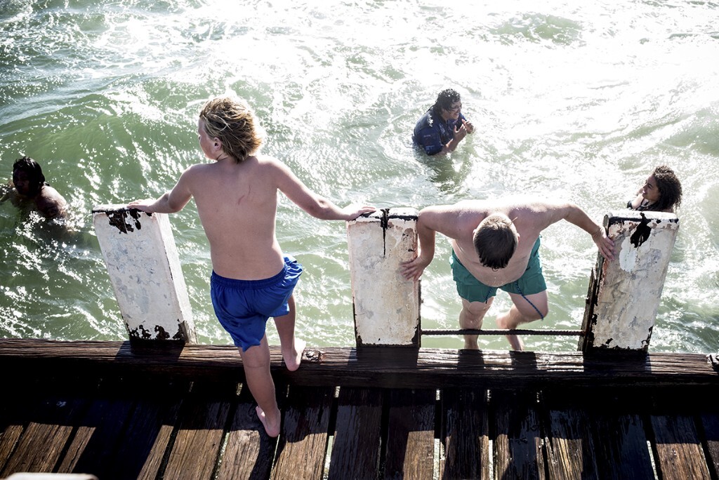 2月，Altona海边，栈桥上和水里玩耍的孩子