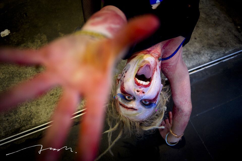 2011万圣节，墨尔本僵尸游行的活动中，一个展示软骨功实力的“僵尸”<br />
