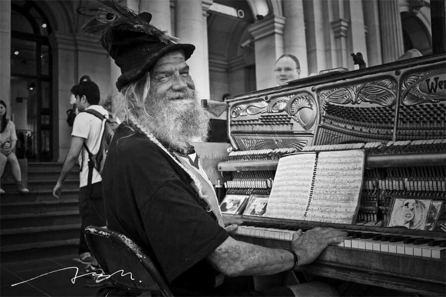 这个老爷子经常会把自己的大钢琴推到墨尔本市中心，给大家弹奏欢快的曲子