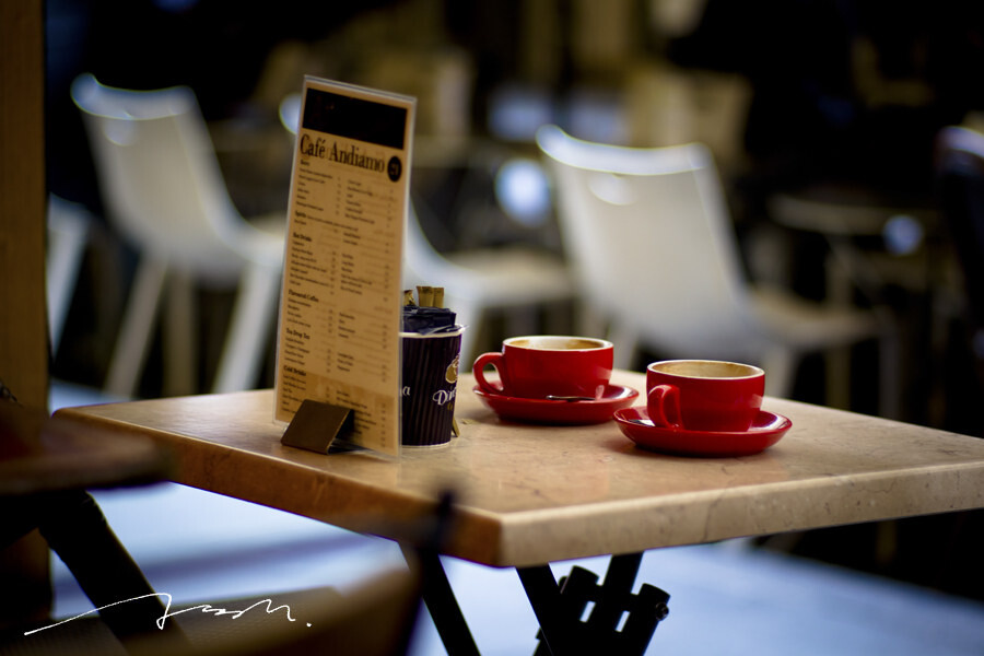 墨尔本人爱咖啡，基本上城里的主要街道上都会有咖啡厅。虽然每年报纸都会评选出最优秀的咖啡厅，但是每一家店也都会有自己的特色。<br />
