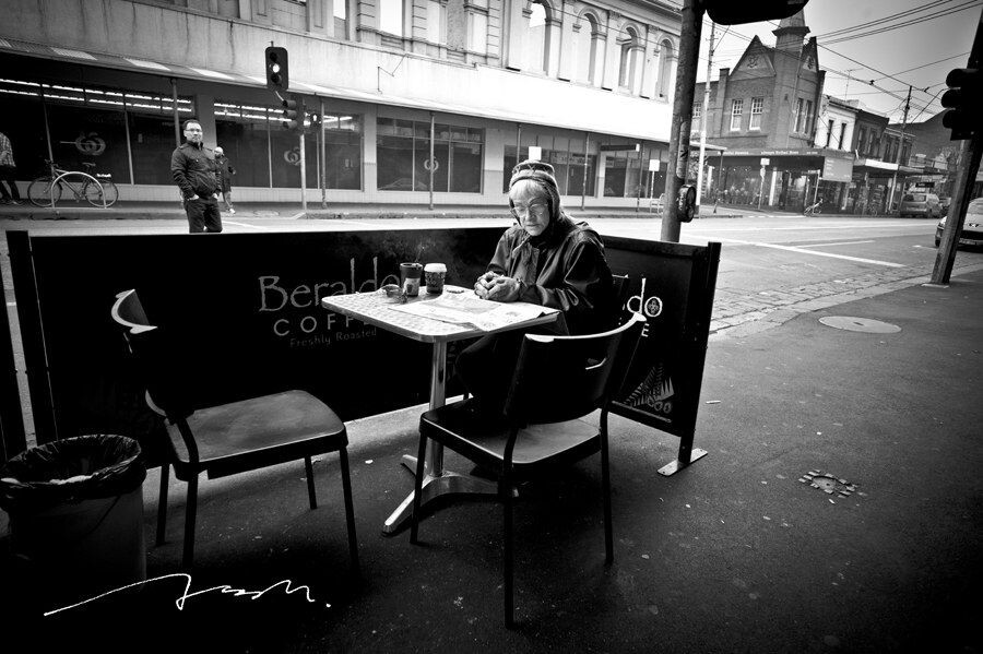 某个冬天的清晨，一个老太太坐在Smith Street路边的一家咖啡厅，买了一杯咖啡，点上一支烟，看着当日的报纸。