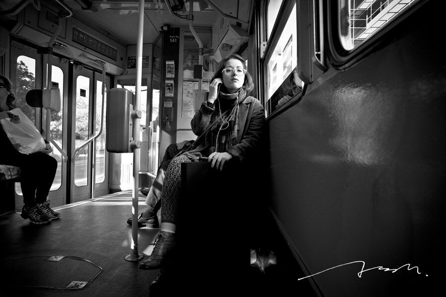 电车上的一个女孩子，闭着眼睛听着音乐，露出闲适的表情